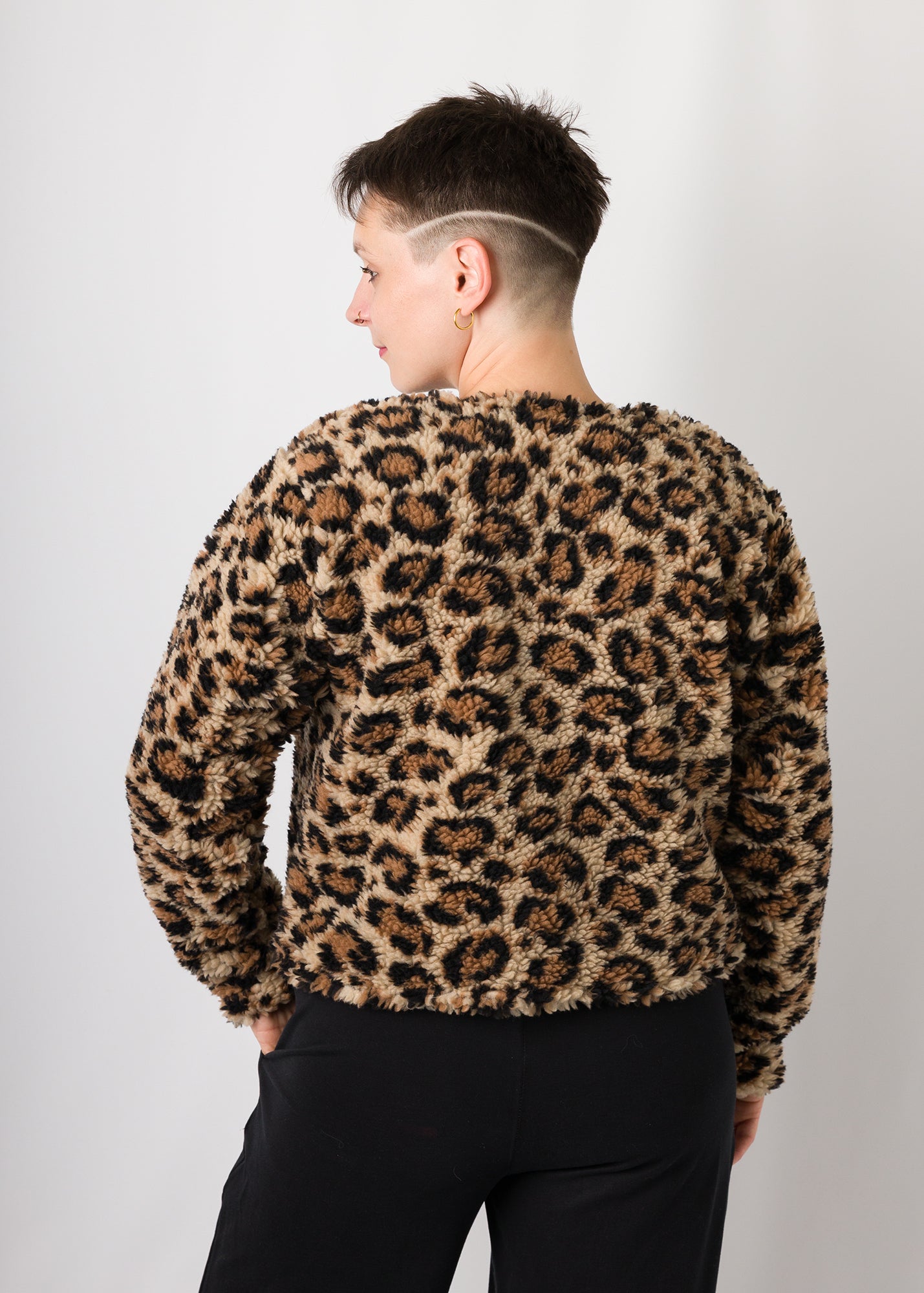 Melly trägt auf dem Foto 'Waldemar' Größe S/M, Plüsch 'Leobertchen'