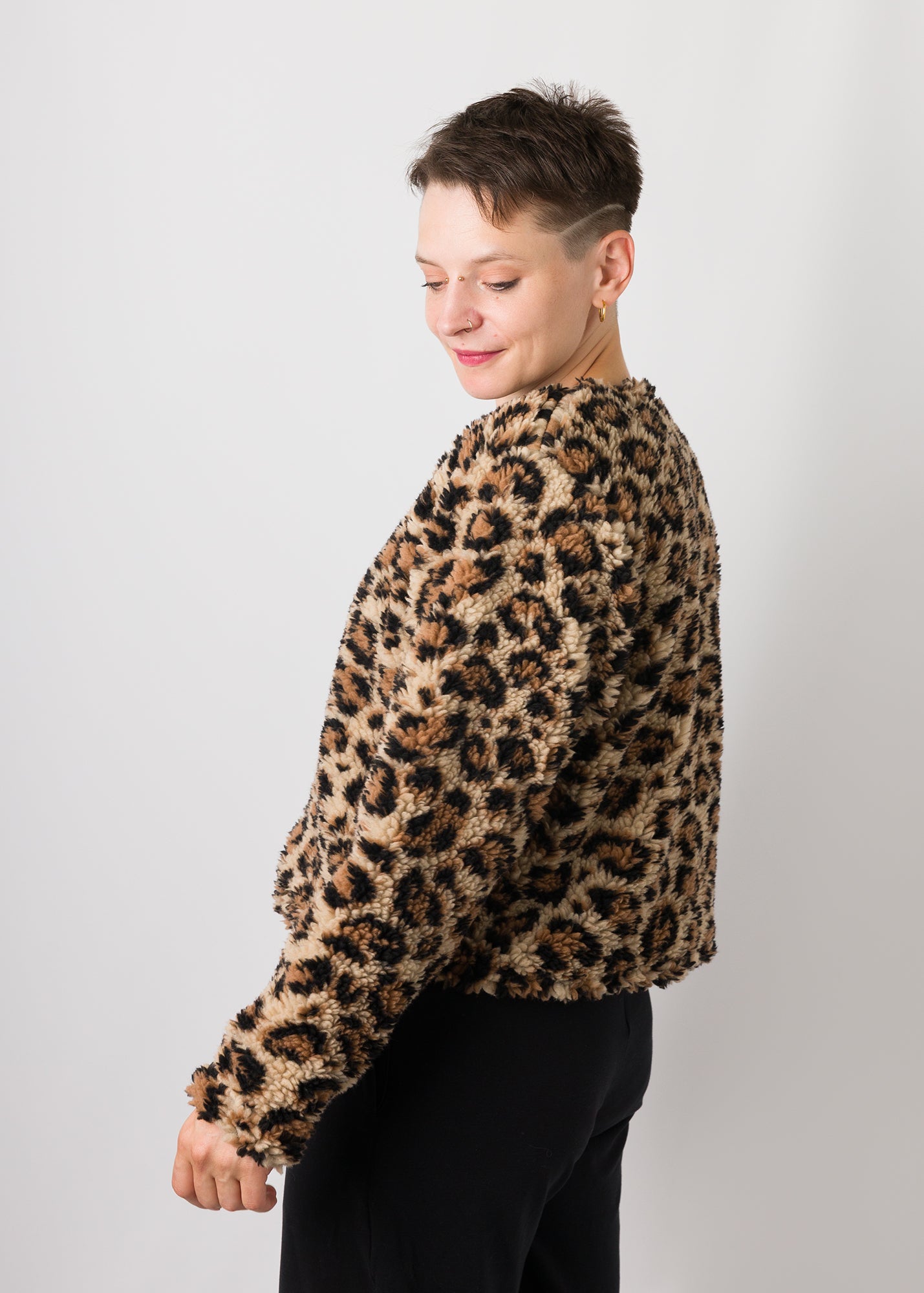 Melly trägt auf dem Foto 'Waldemar' Größe S/M, Plüsch 'Leobertchen'