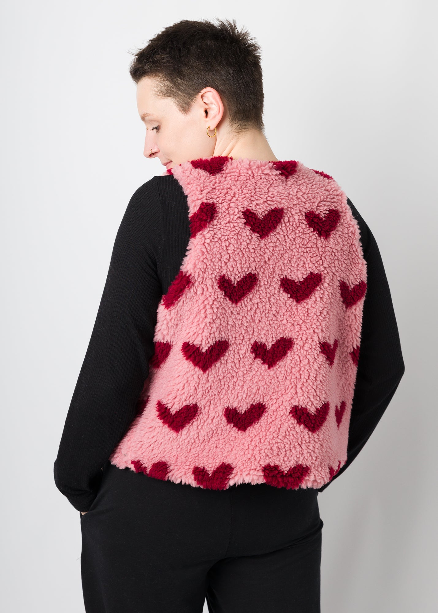Melly trägt auf dem Foto 'Waltraut' Größe S/M, Plüsch 'Herzchen rosa-rot'