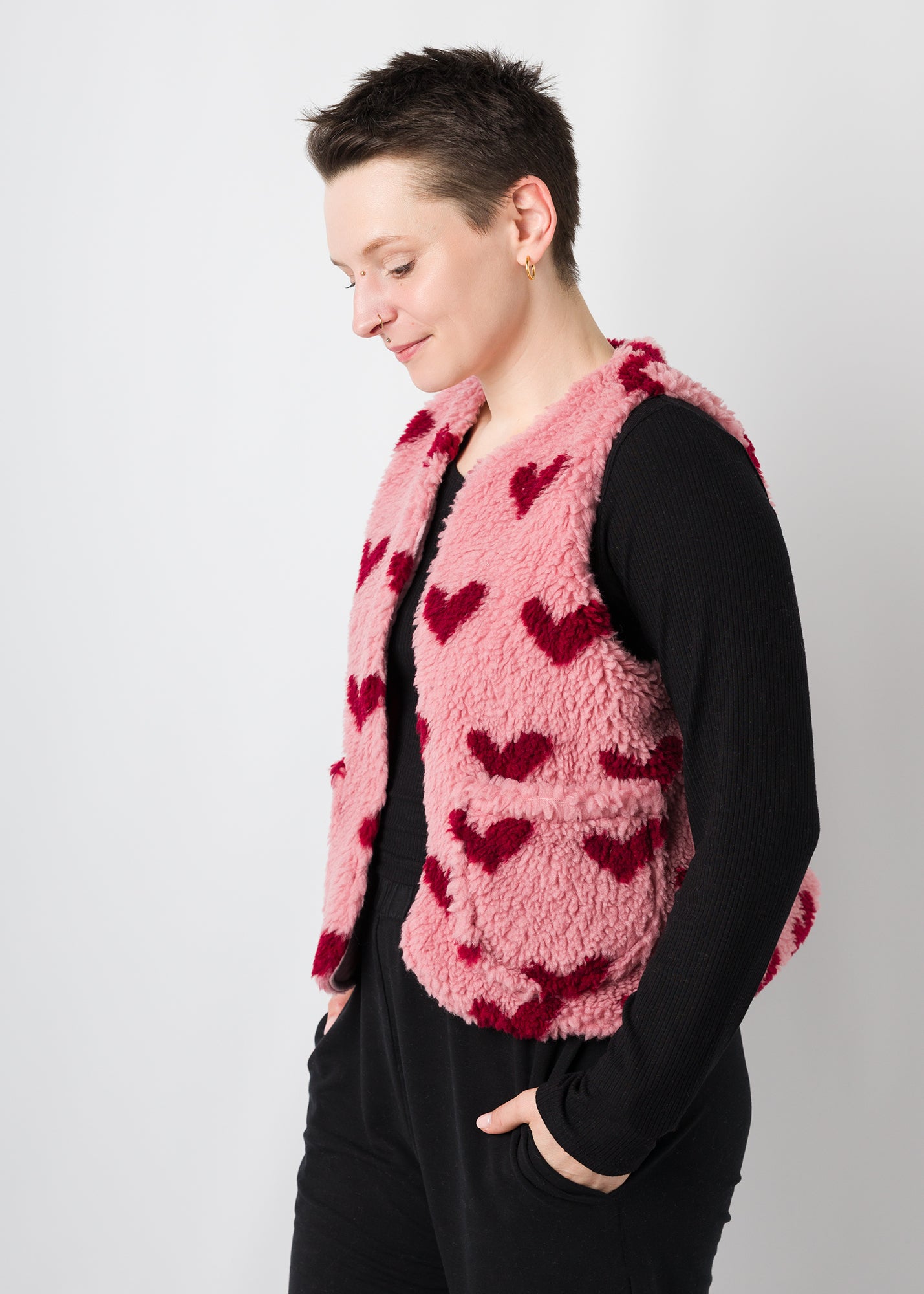 Melly trägt auf dem Foto 'Waltraut' Größe S/M, Plüsch 'Herzchen rosa-rot'