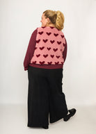 Nina trägt auf dem Foto die Weste Größe 4XL/5XL