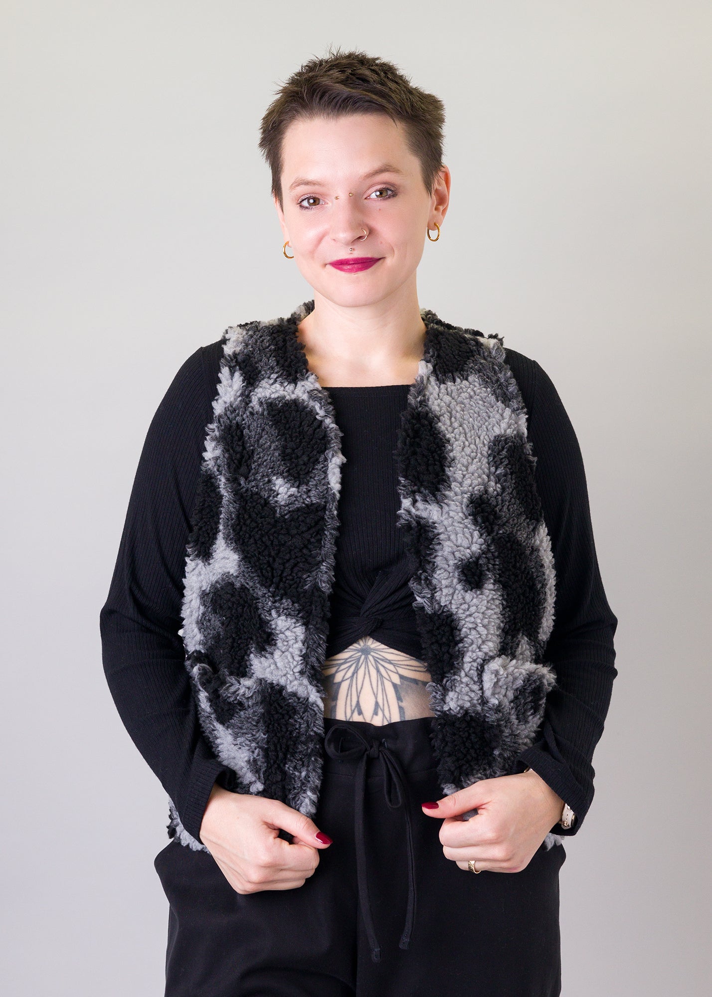 Melly trägt auf dem Foto 'Waltraut' Größe S/M, Plüsch 'Dark Leobert'