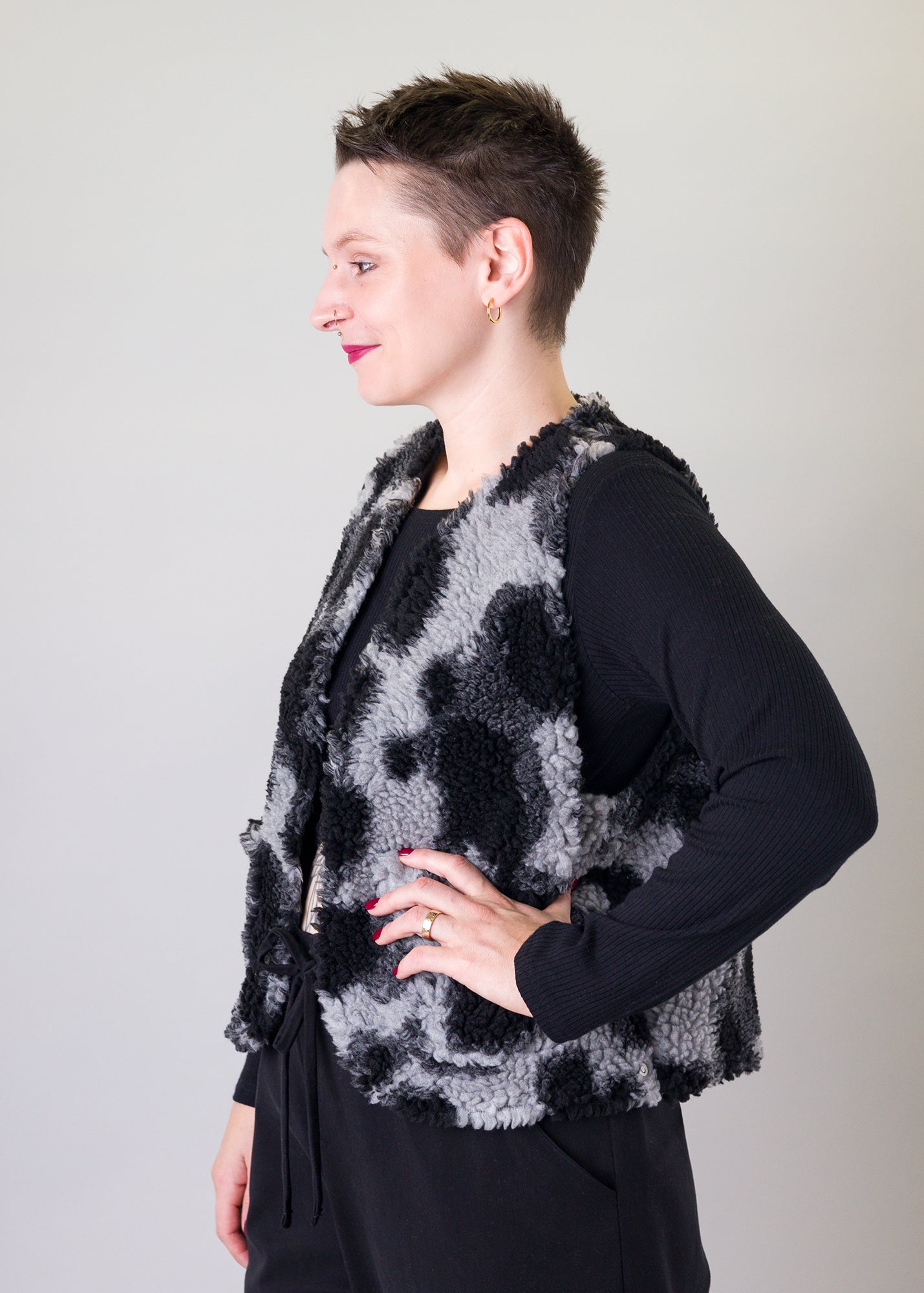 Melly trägt auf dem Foto 'Waltraut' Größe S/M, Plüsch 'Dark Leobert'