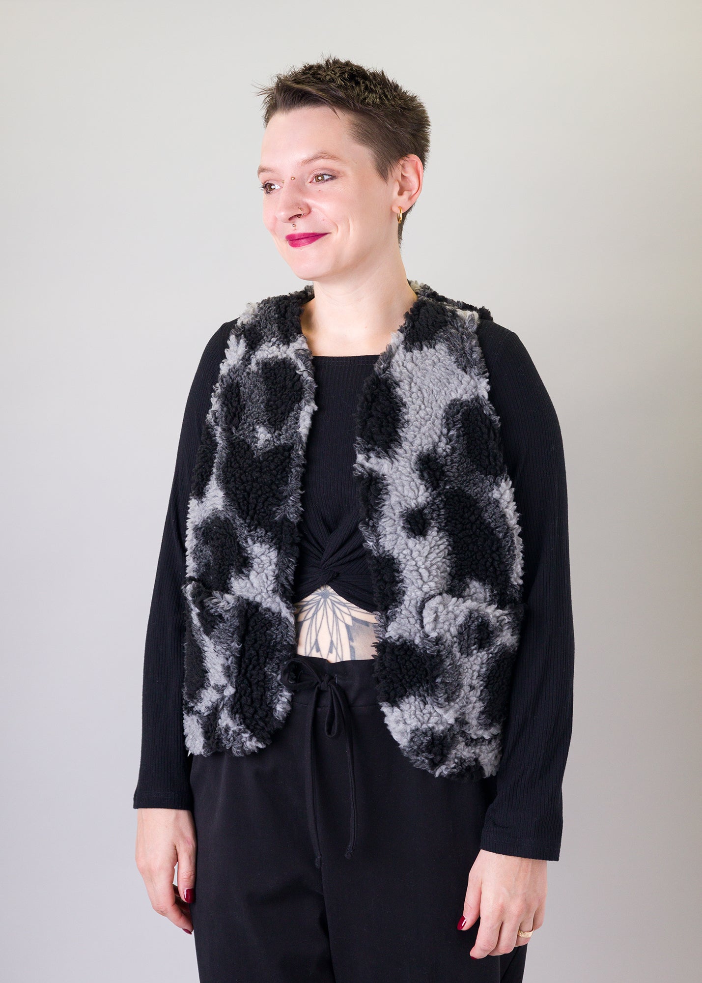 Melly trägt auf dem Foto 'Waltraut' Größe S/M, Plüsch 'Dark Leobert'