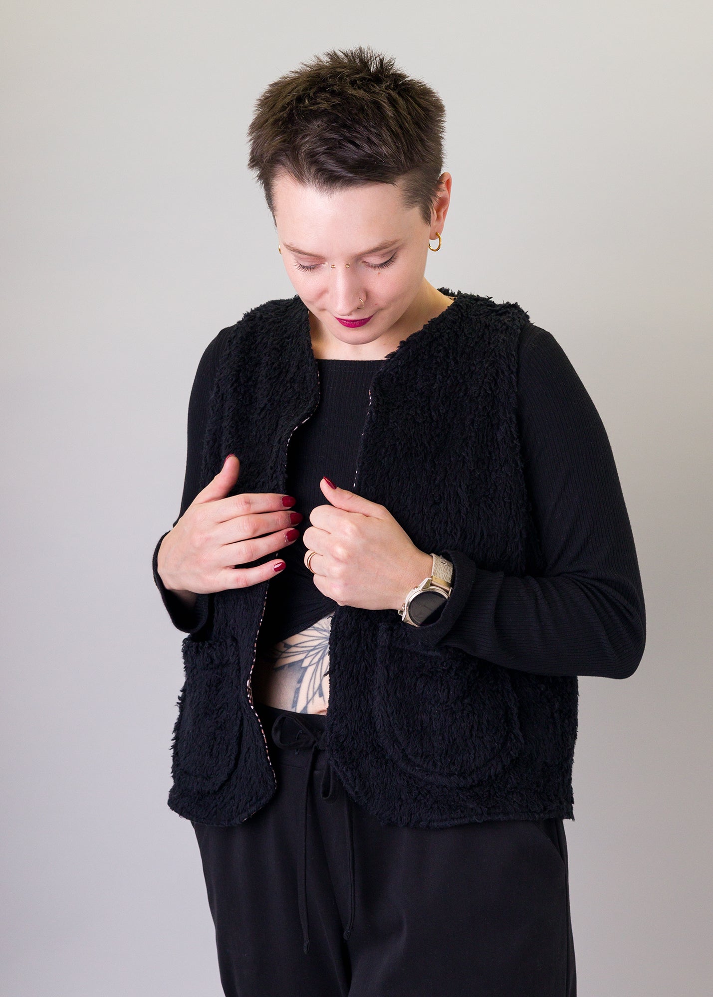 Melly trägt auf dem Foto 'Waltraut' Größe S/M, Plüsch schwarz/Muster elastisch 'Leobertchen'