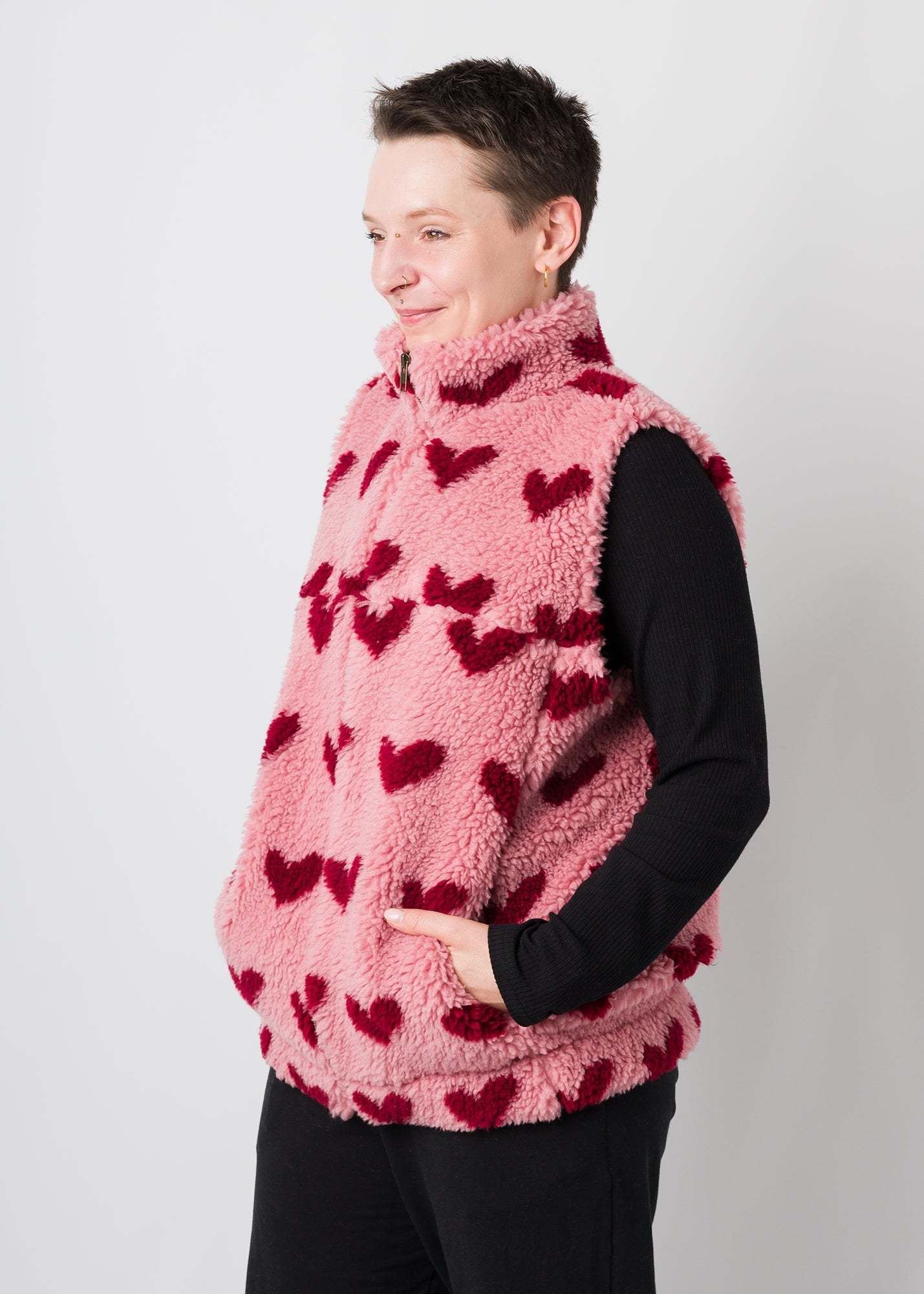 Melly trägt auf dem Foto 'Wilhelm' Größe M, Plüsch 'Herzchen rosa-rot'