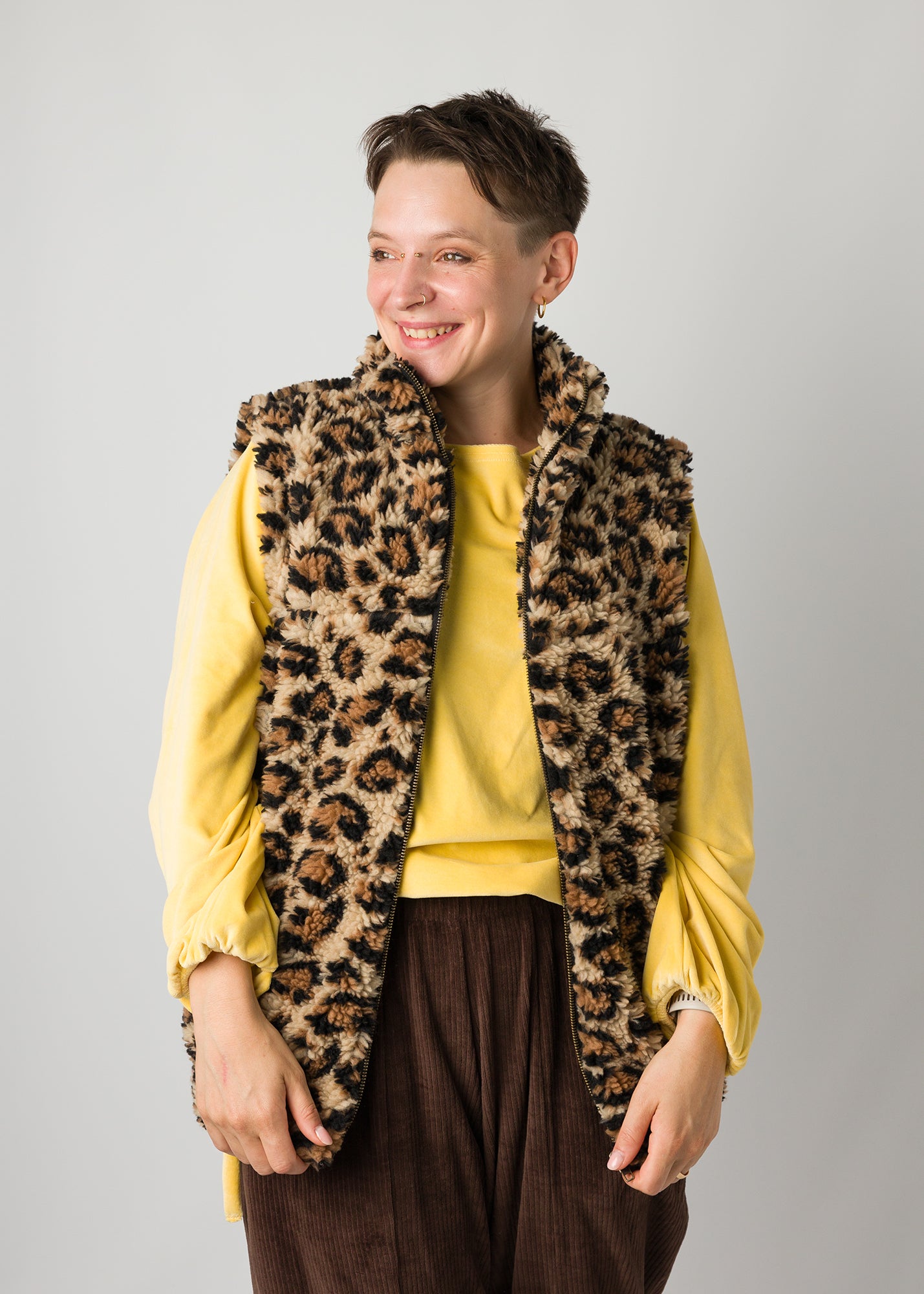 Melly trägt auf dem Foto 'Wilhelm' Größe S, Plüsch 'Leobertchen' und 'Greta' Größe S, Velvet gelb