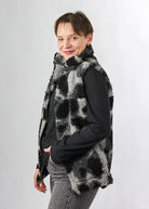 Melly trägt auf dem Foto 'Wilhelm' Größe M, Plüsch 'Dark Leobert'