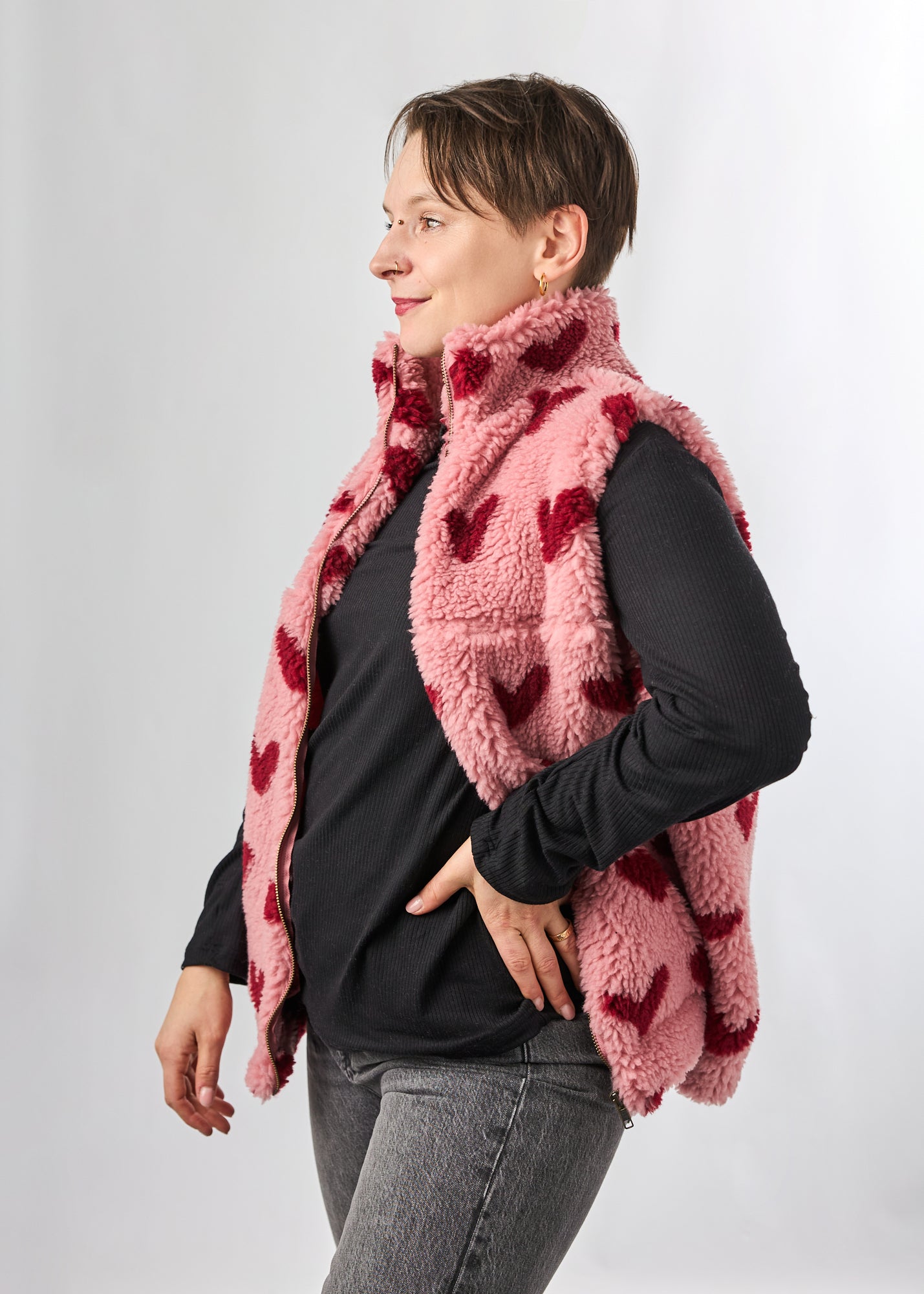 Melly trägt auf dem Foto 'Wilhelm' Größe M, Plüsch 'Herzchen rosa-rot'