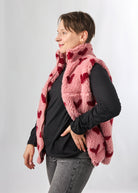 Melly trägt auf dem Foto 'Wilhelm' Größe M, Plüsch 'Herzchen rosa-rot'