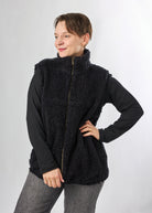 Melly trägt auf dem Foto 'Wilhelm' Größe M, Plüsch 'schwarz'