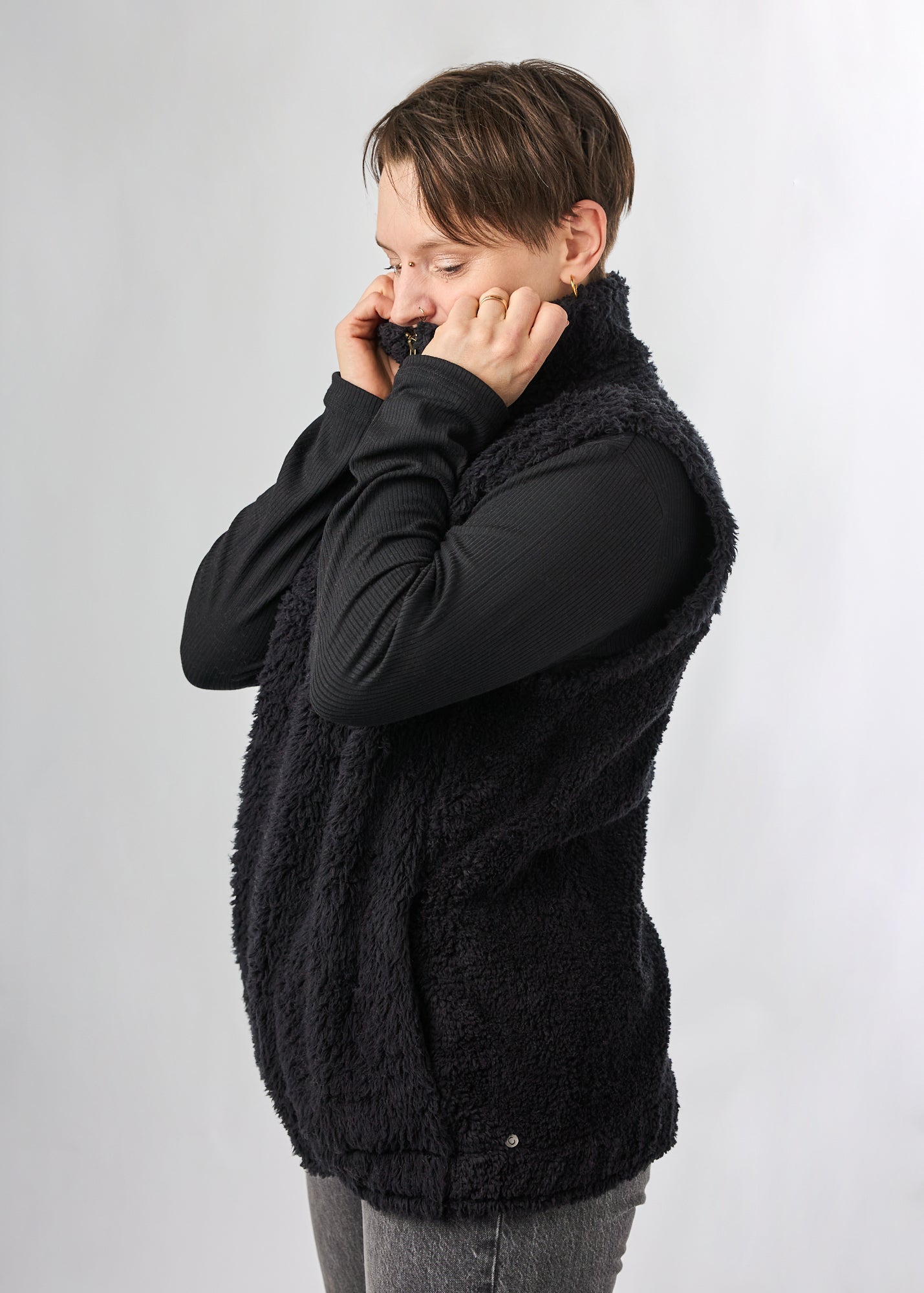 Melly trägt auf dem Foto 'Wilhelm' Größe M, Plüsch 'schwarz'