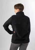 Melly trägt auf dem Foto 'Wilhelm' Größe M, Plüsch 'schwarz'