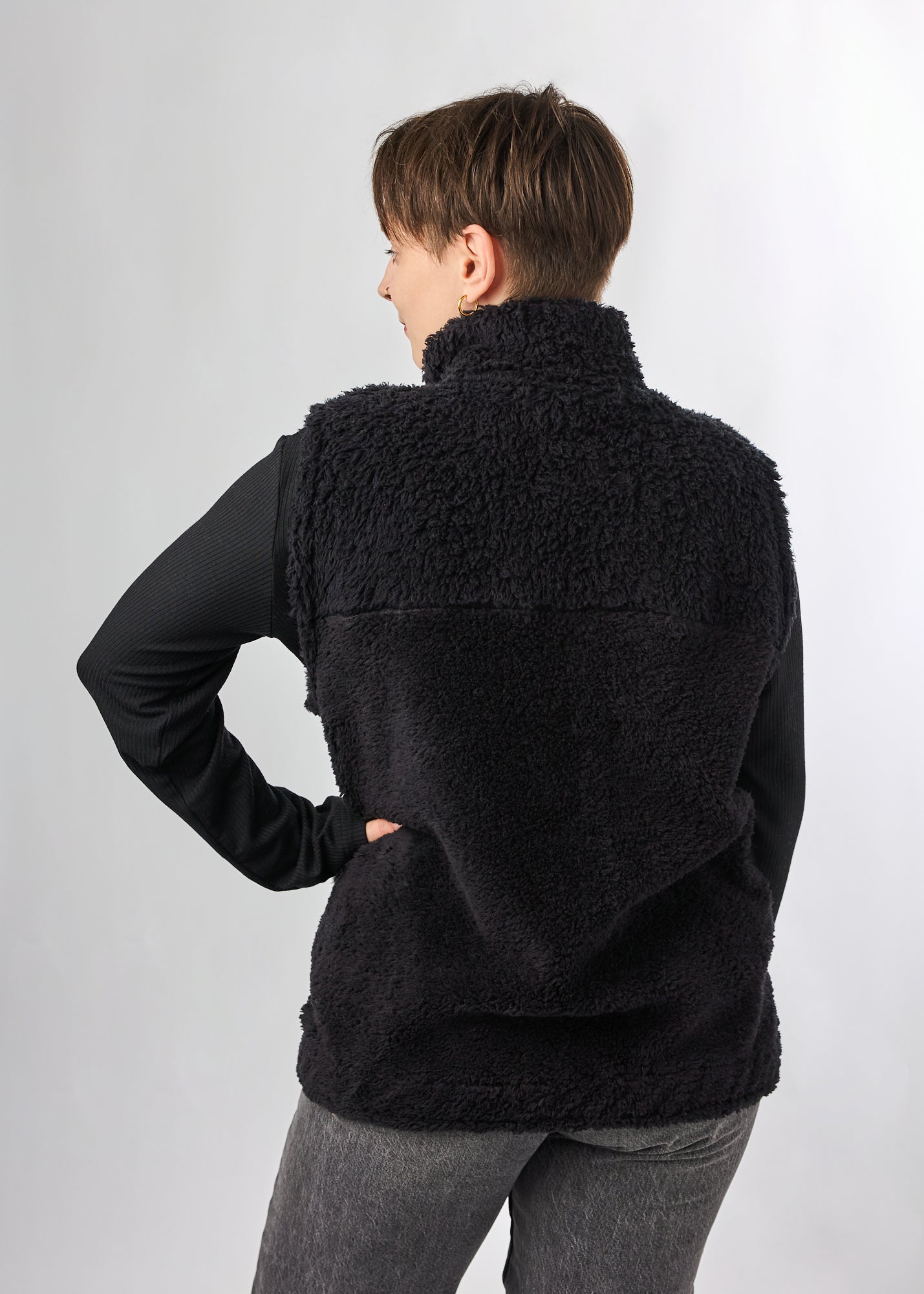 Melly trägt auf dem Foto 'Wilhelm' Größe M, Plüsch 'schwarz'