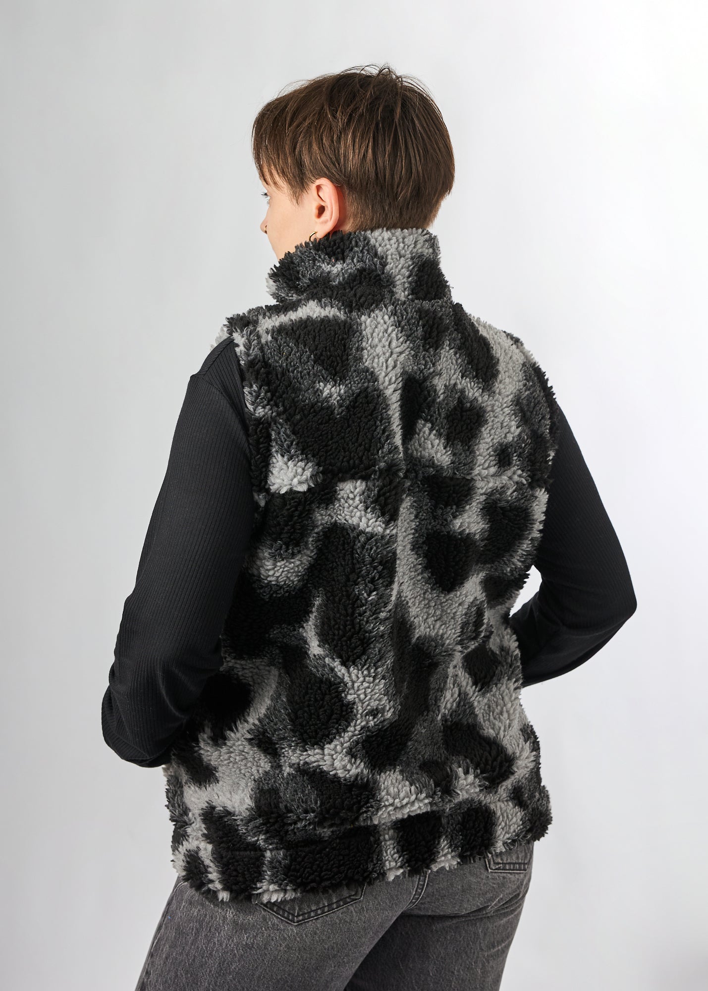 Melly trägt auf dem Foto 'Wilhelm' Größe M, Plüsch 'Dark Leobert'