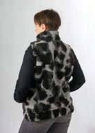 Melly trägt auf dem Foto 'Wilhelm' Größe M, Plüsch 'Dark Leobert'