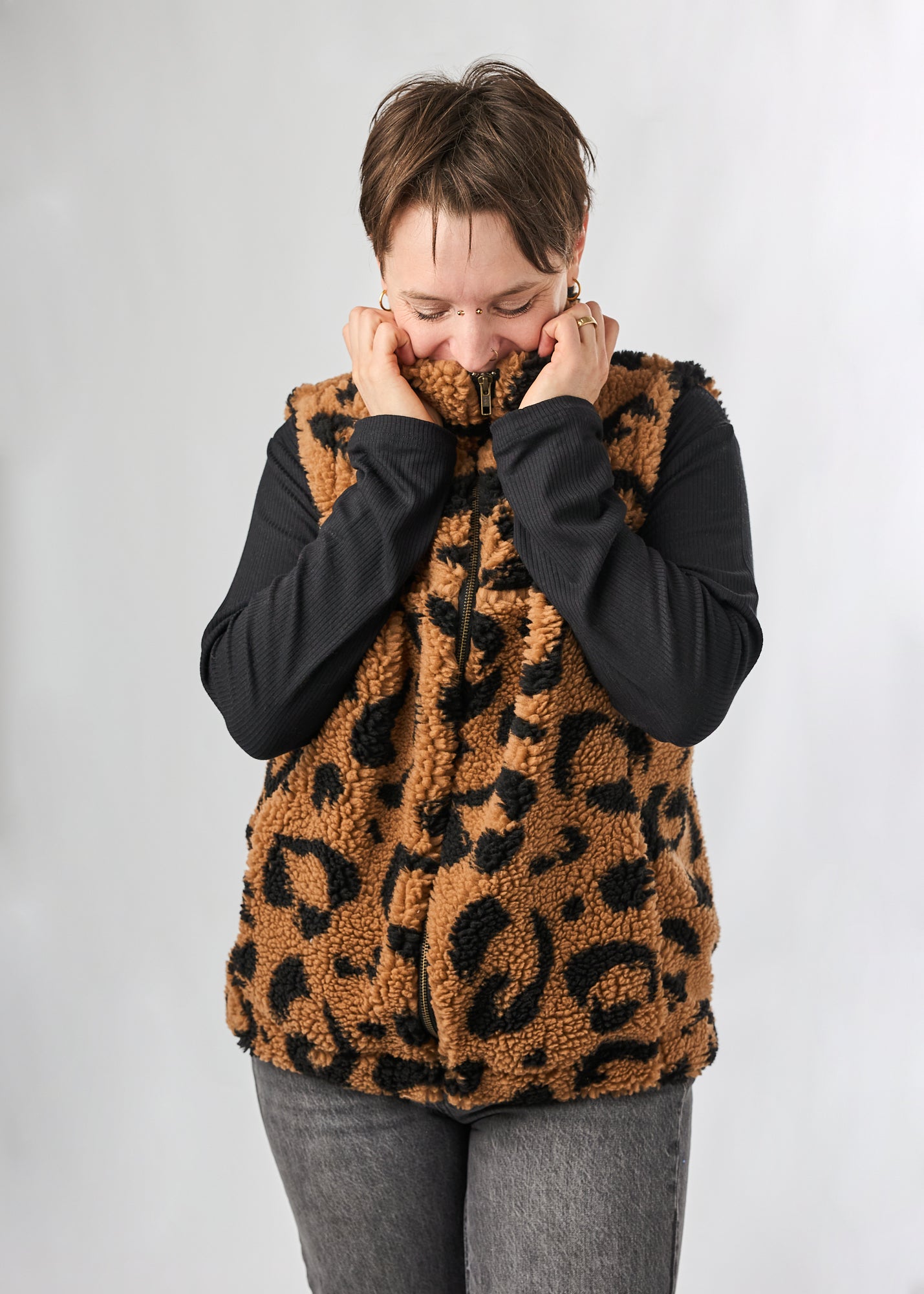 Melly trägt auf dem Foto 'Wilhelm' Größe M, Plüsch 'Leobert'