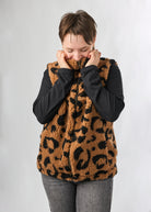 Melly trägt auf dem Foto 'Wilhelm' Größe M, Plüsch 'Leobert'