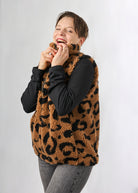 Melly trägt auf dem Foto 'Wilhelm' Größe M, Plüsch 'Leobert'