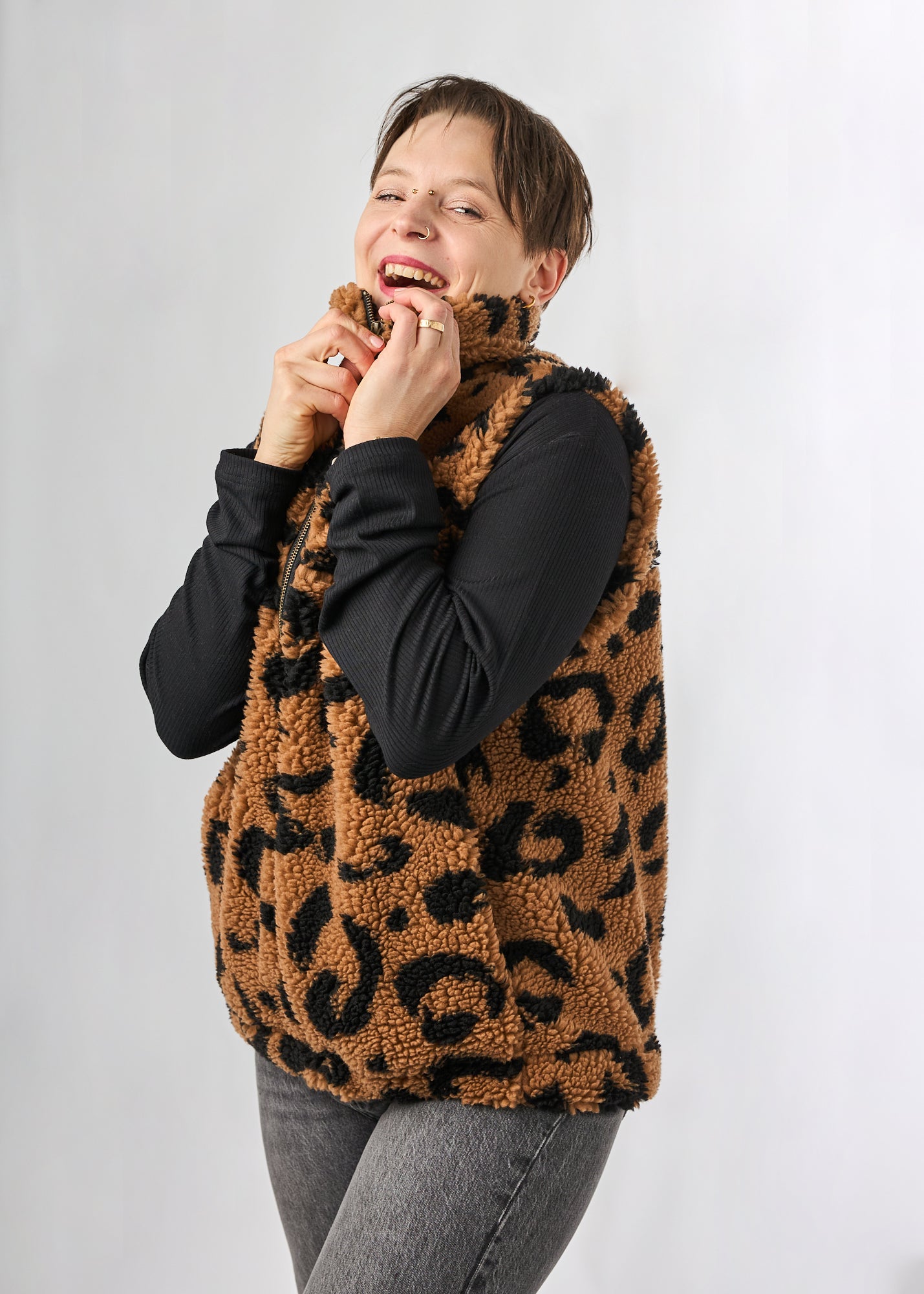 Melly trägt auf dem Foto 'Wilhelm' Größe M, Plüsch 'Leobert'