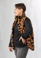 Melly trägt auf dem Foto 'Wilhelm' Größe M, Plüsch 'Leobert'