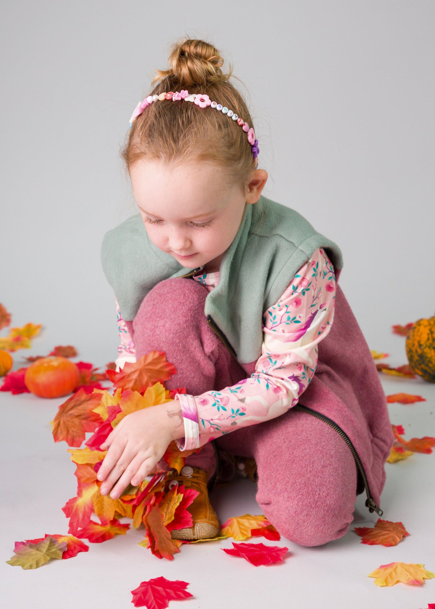 Ronja ist auf dem Foto fast 5 Jahre alt und trägt Leggins Fleece Größe 110/116 und Willi Fleece Größe 110/116