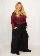 Nina trägt auf dem Foto 'Holly' weites Bein Größe 4XL, Tenceltwill schwarz und 'Winja' Größe 3, Rippjersey burgund