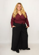 Nina trägt auf dem Foto 'Holly' weites Bein Größe 4XL, Tenceltwill schwarz und 'Winja' Größe 3, Rippjersey burgund