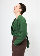 Melly trägt auf dem Foto 'Winja' Größe 1, Musselin 'tannengrün'