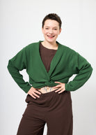 Melly trägt auf dem Foto 'Winja' Größe 1, Musselin 'tannengrün'