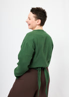 Melly trägt auf dem Foto 'Winja' Größe 1, Musselin 'tannengrün'