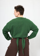 Melly trägt auf dem Foto 'Winja' Größe 1, Musselin 'tannengrün'