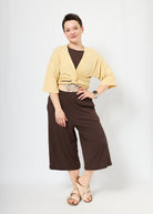 Melly trägt auf dem Foto 'Winja' Größe 1, Rippjersey 'butteryellow' und 'Chloe' Größe M, Rippjersey 'braun'