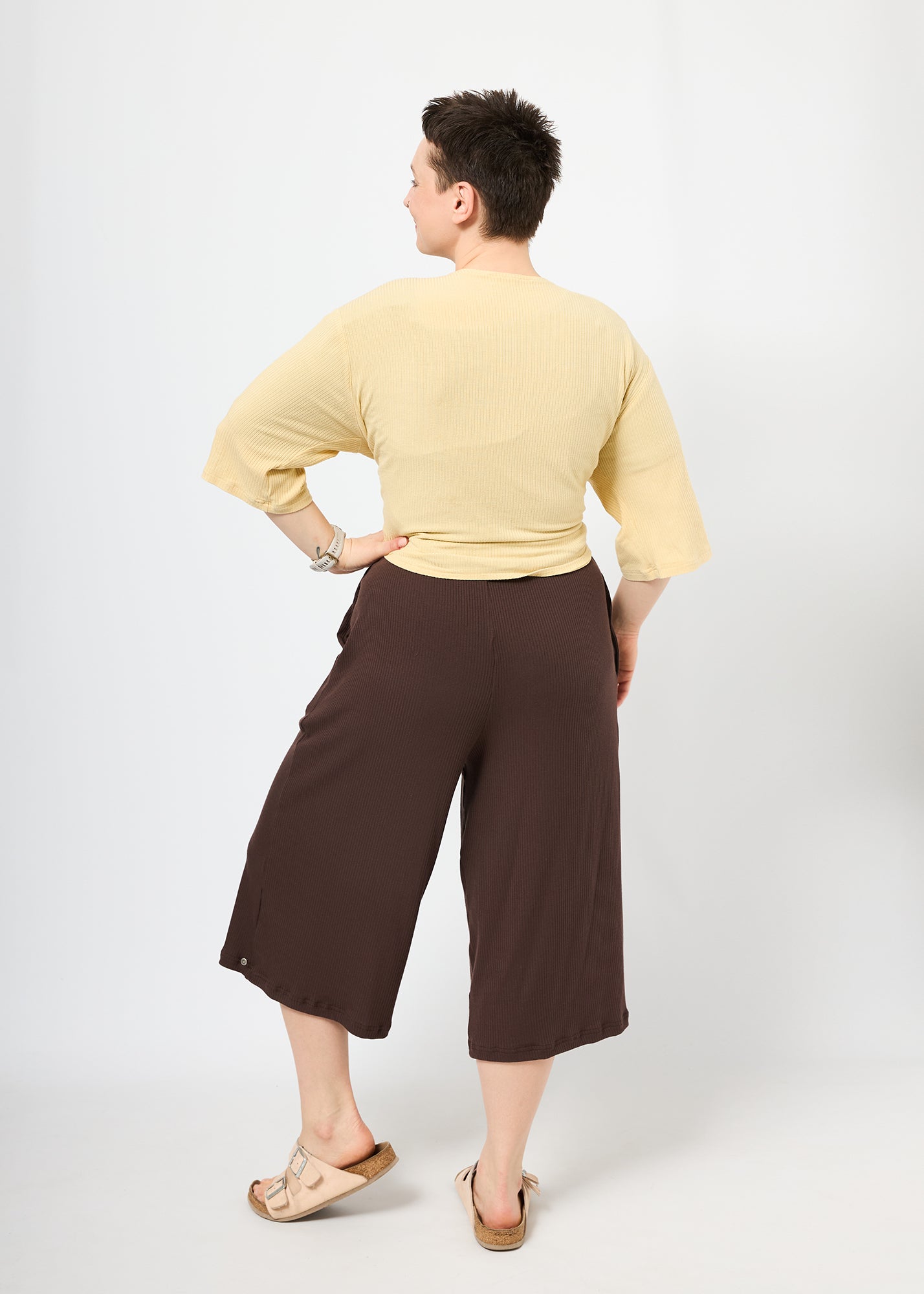 Melly trägt auf dem Foto 'Winja' Größe 1, Rippjersey 'butteryellow' und 'Chloe' Größe M, Rippjersey 'braun'