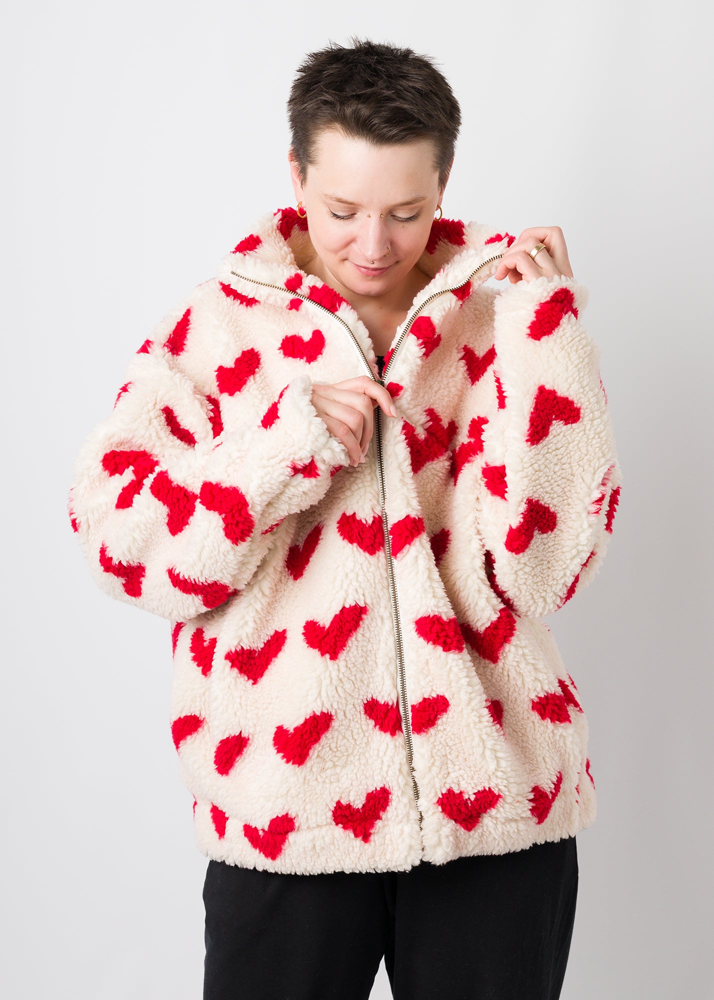 Melly trägt auf dem Foto 'Zoe' Größe XL, Plüsch 'Herzchen weiß-rot'