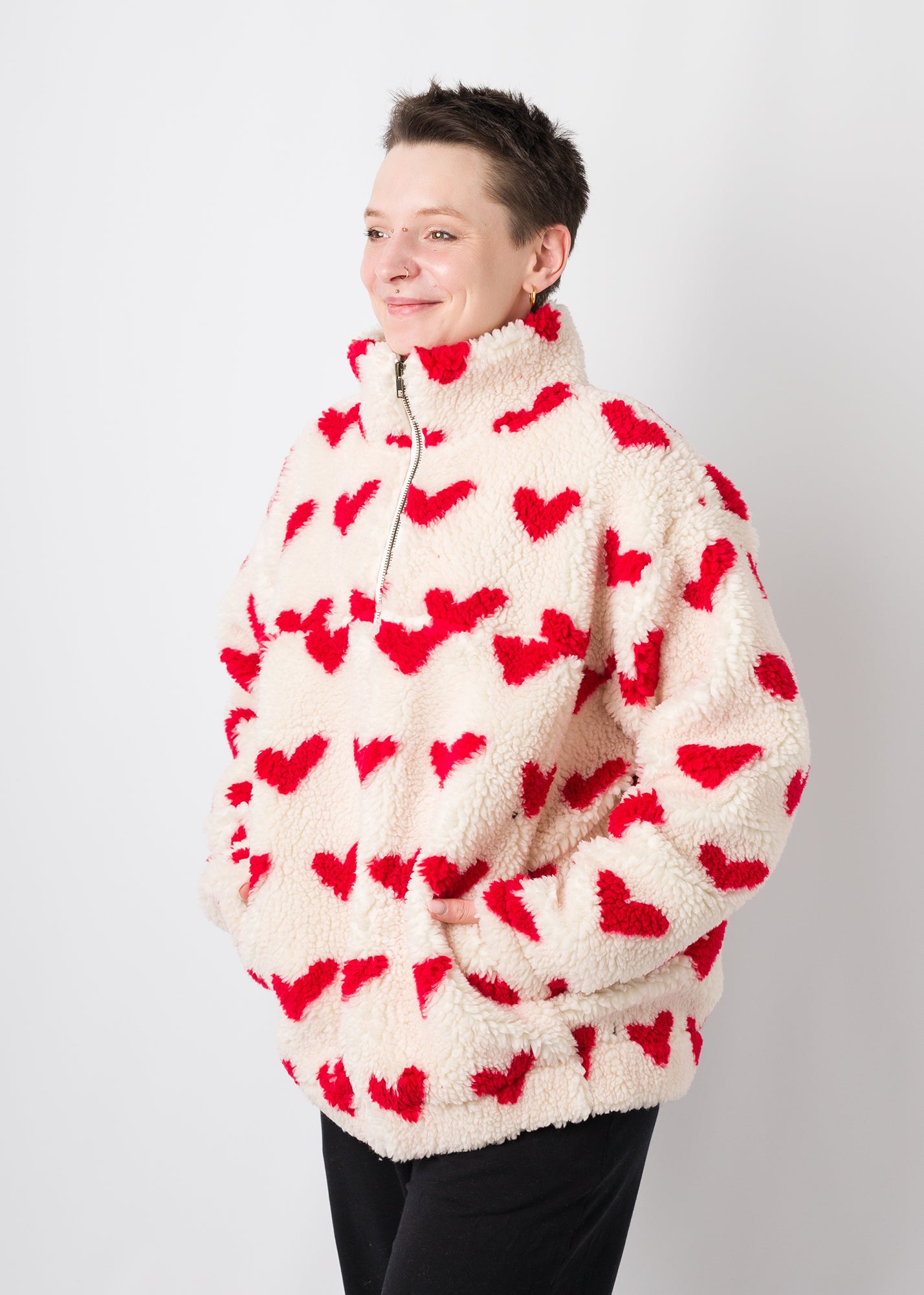 Melly trägt auf dem Foto 'Zoe' Größe XL, Plüsch 'Herzchen weiß-rot'