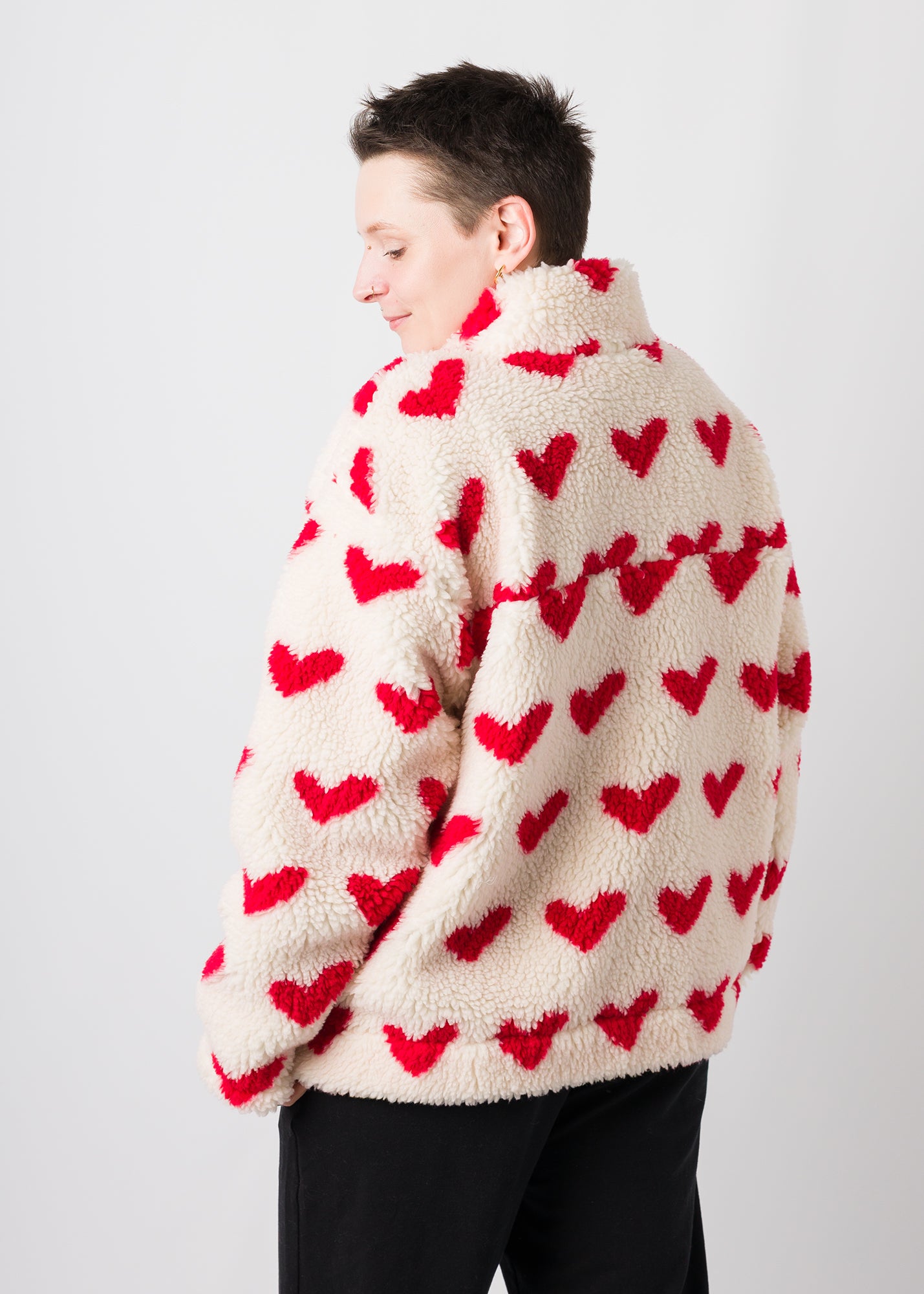 Melly trägt auf dem Foto 'Zoe' Größe XL, Plüsch 'Herzchen weiß-rot'