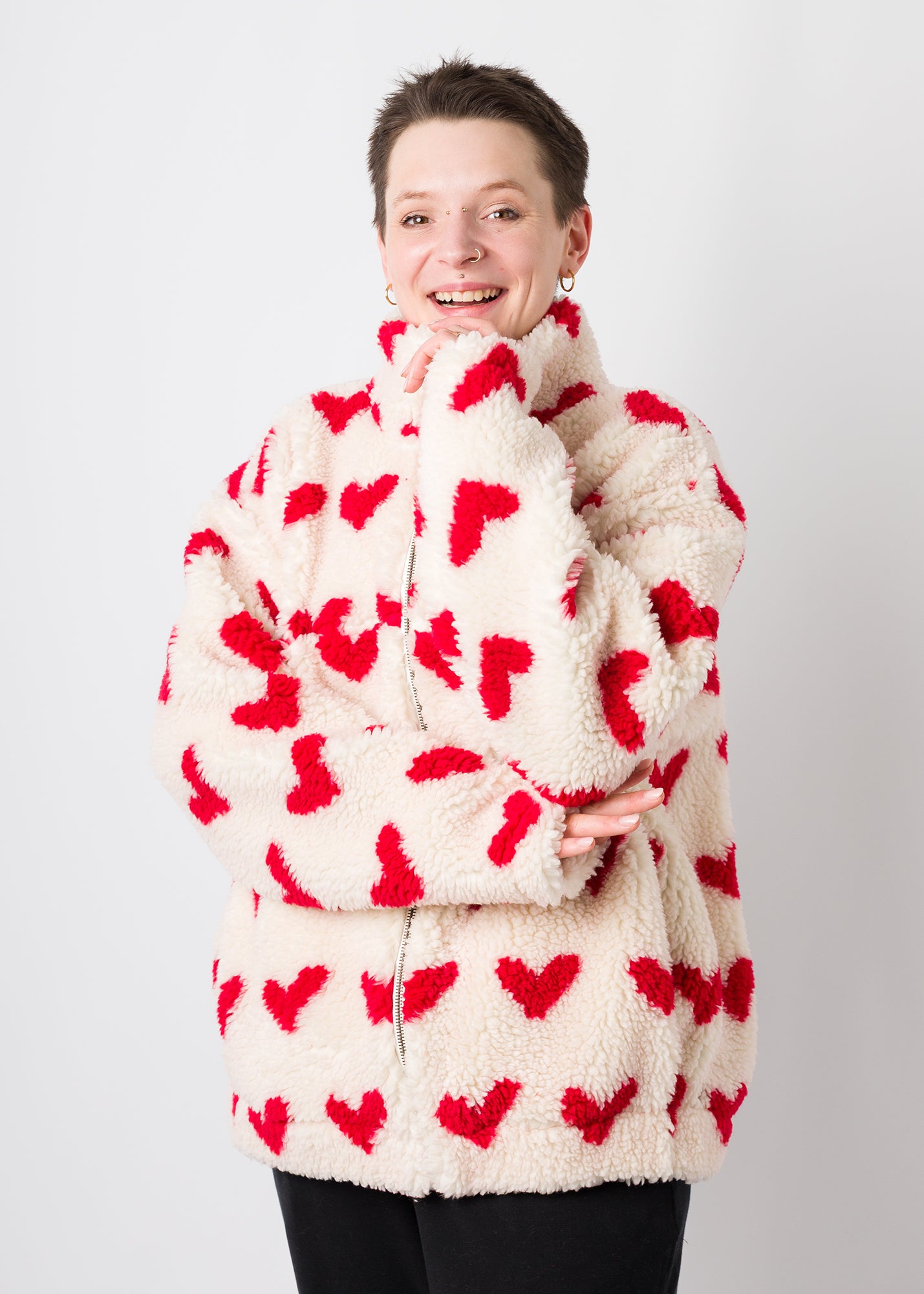 Melly trägt auf dem Foto 'Zoe' Größe XL, Plüsch 'Herzchen weiß-rot'