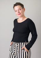 Melly trägt auf dem Foto 'Conni' Größe S, Rippjersey schwarz