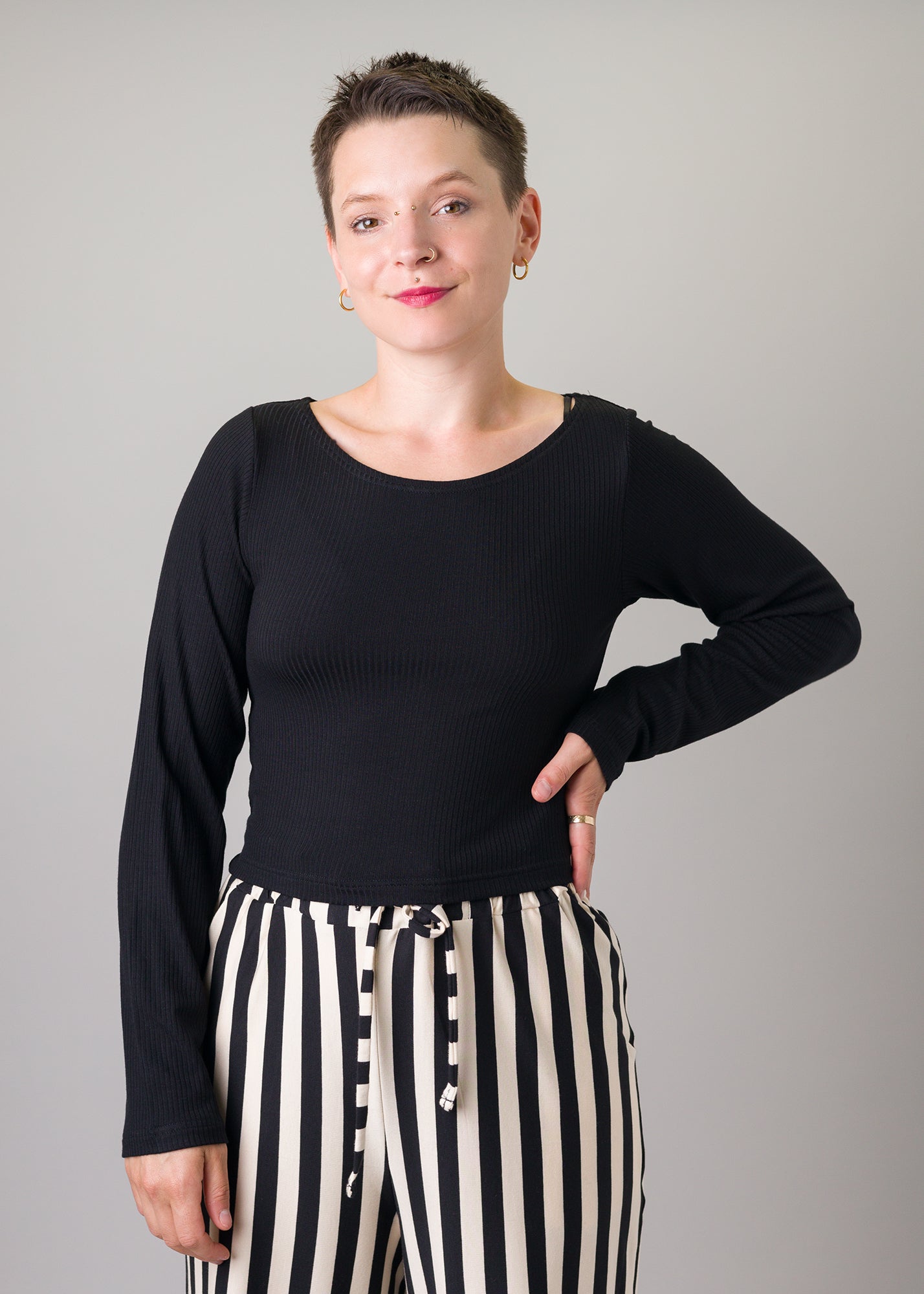 Melly trägt auf dem Foto 'Conni' Größe S, Rippjersey schwarz