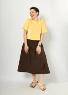 Melly trägt hier Leinen braun in Größe M und das Oberteil Gerda aus Velvet gelb in Größe M 