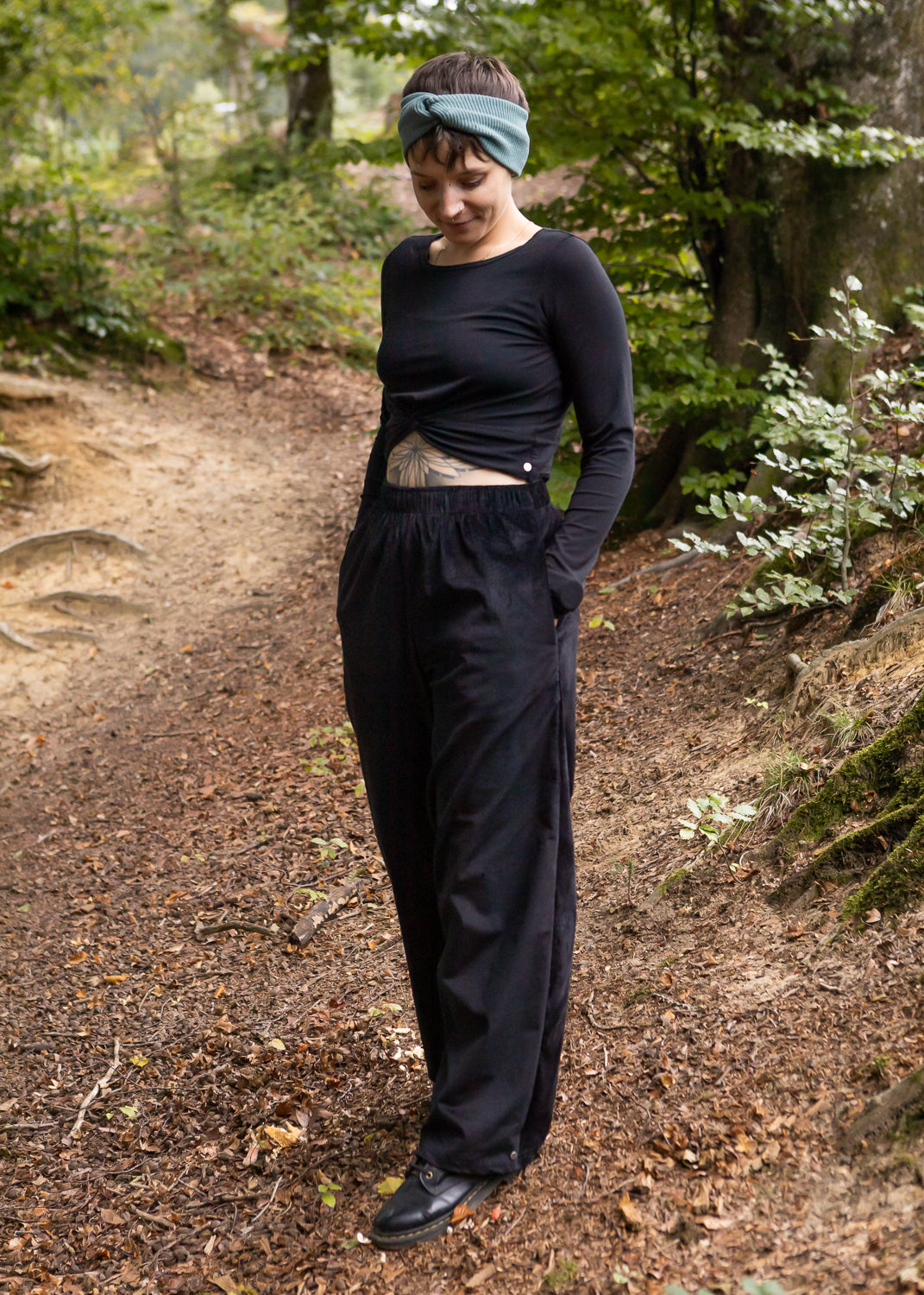 Melly trägt auf dem Foto 'Marlene' Größe M, Cord schwarz und 'Clara' Größe M, Rippjersey schwarz