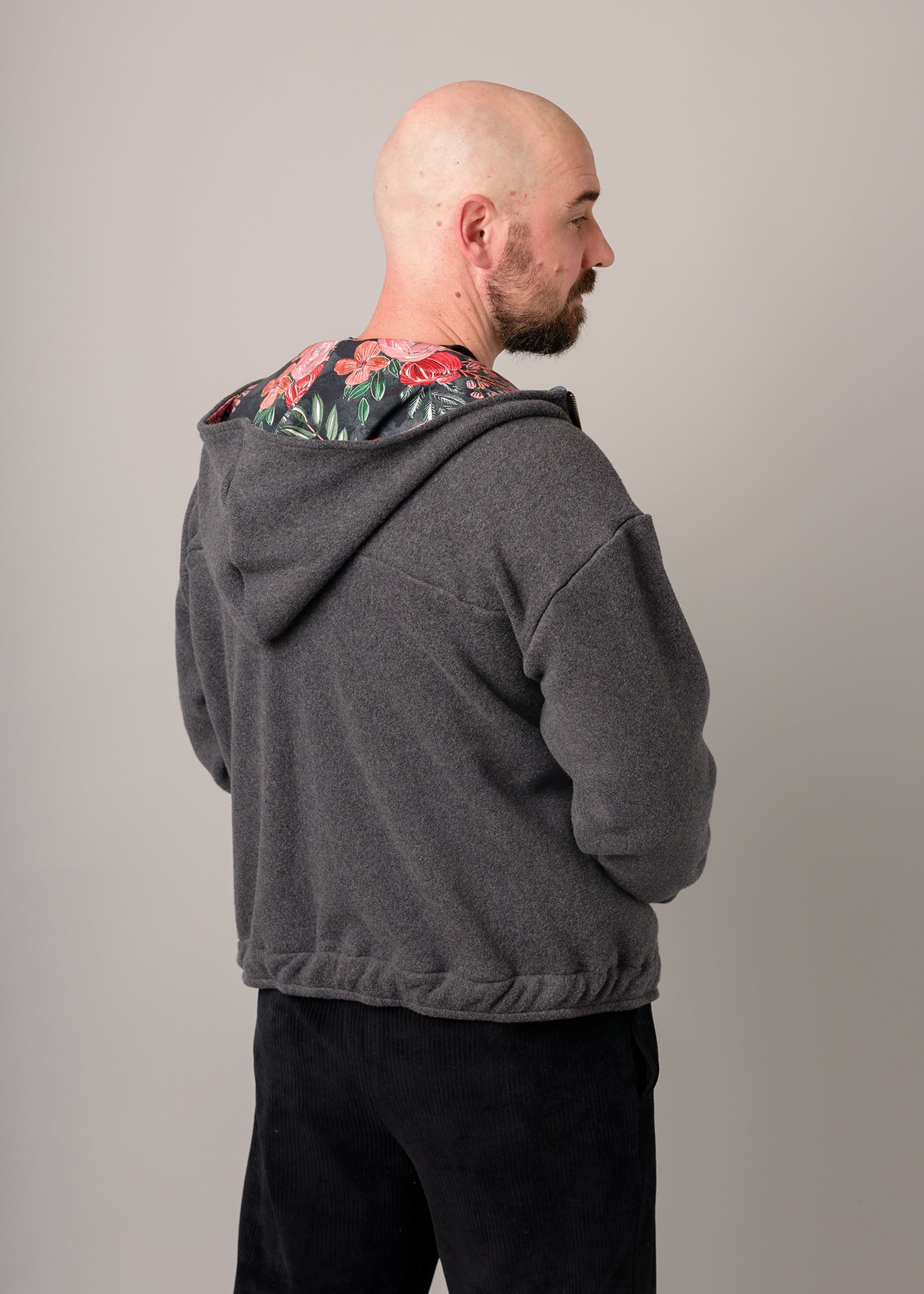 Robert trägt 'Karl' Größe L, Ärmel +5cm mit Bündchen und Länge +10cm, Fleece dunkelgrau, Futter Kapuze Muster elastisch 'Roses'