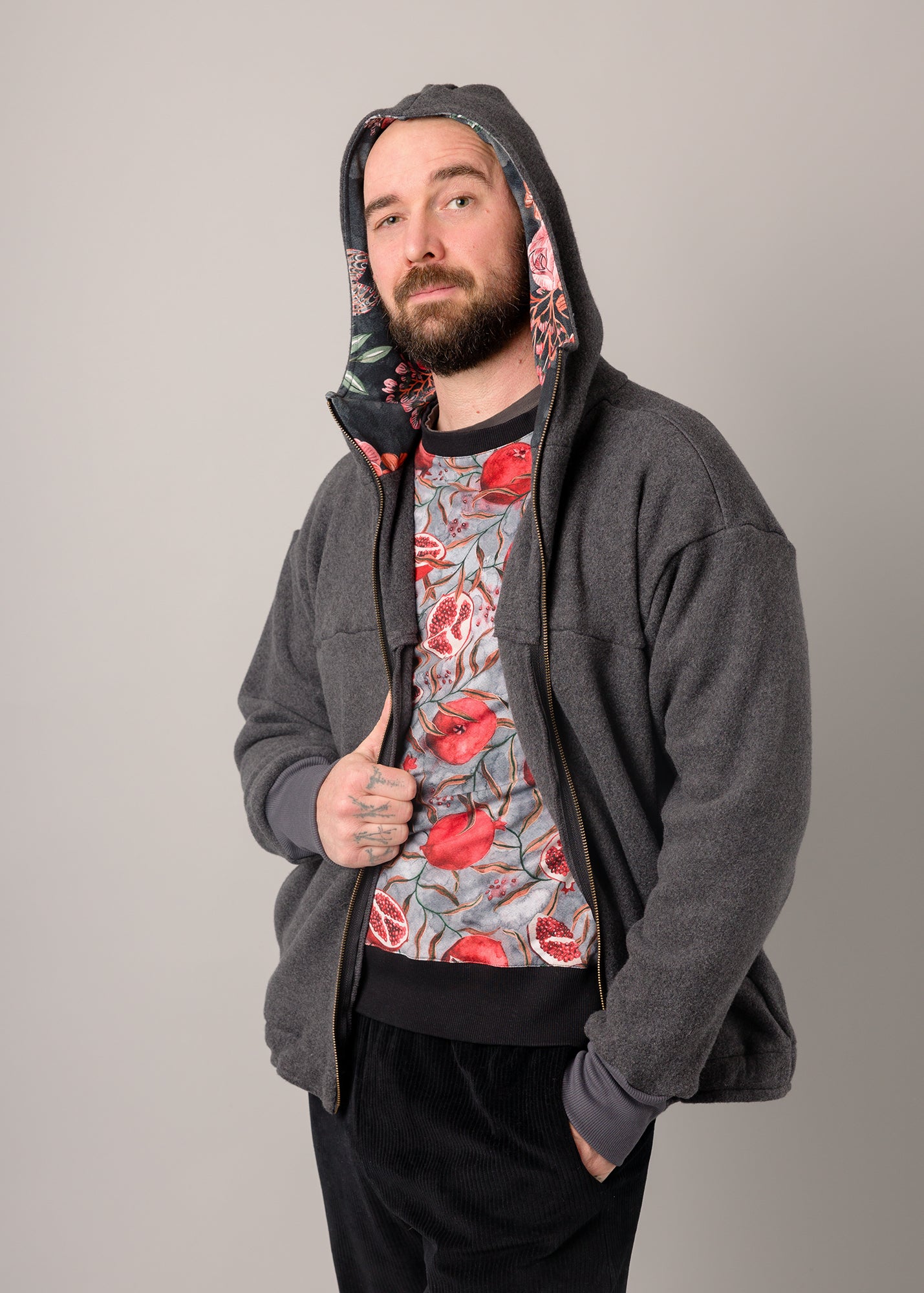 Robert trägt 'Karl' Größe L, Ärmel +5cm mit Bündchen und Länge +10cm, Fleece dunkelgrau, Futter Kapuze Muster elastisch 'Roses'