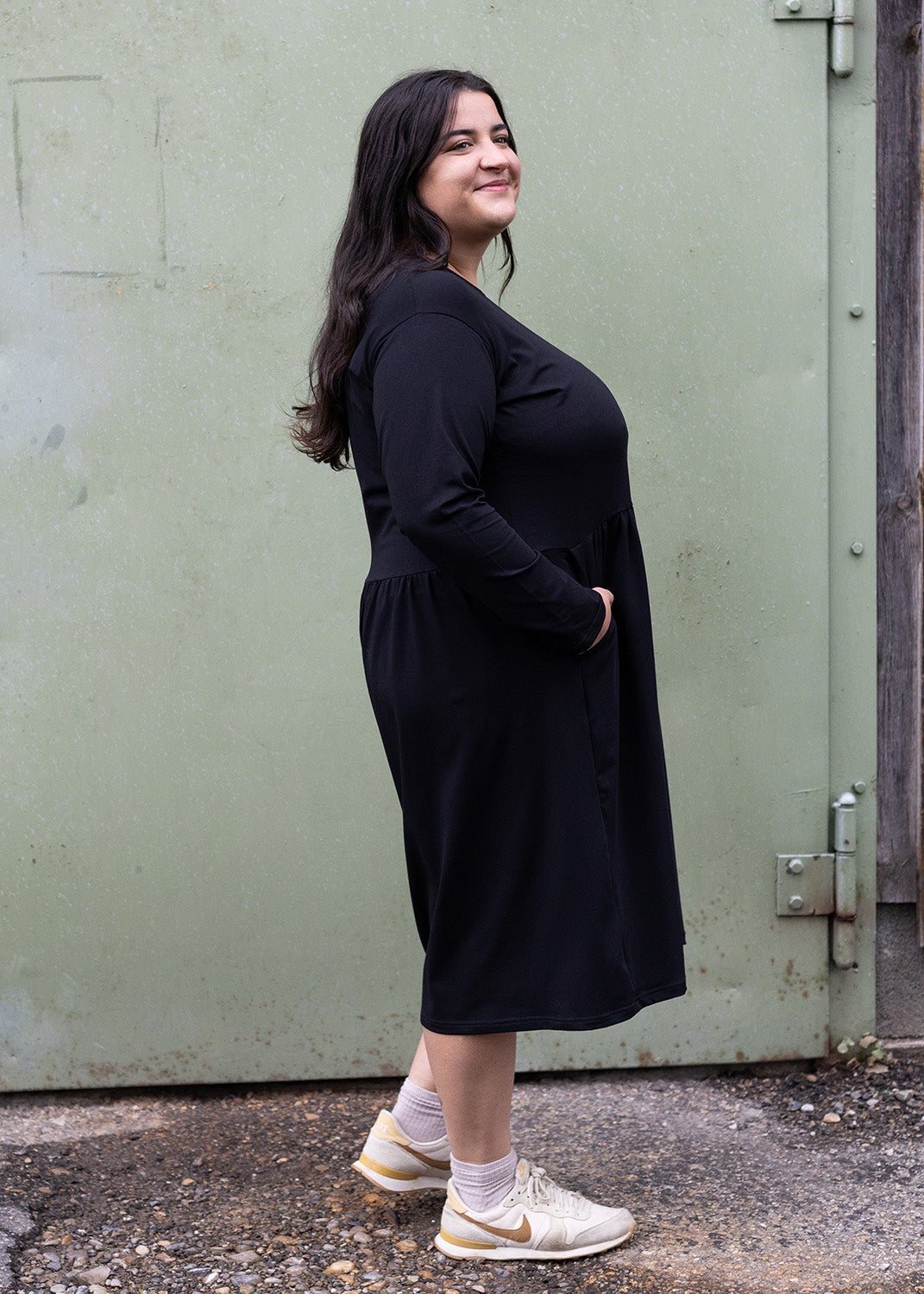 Flores trägt auf dem Foto 'Belinda', tiefe Taille Größe XXXL, Tencelsweat schwarz