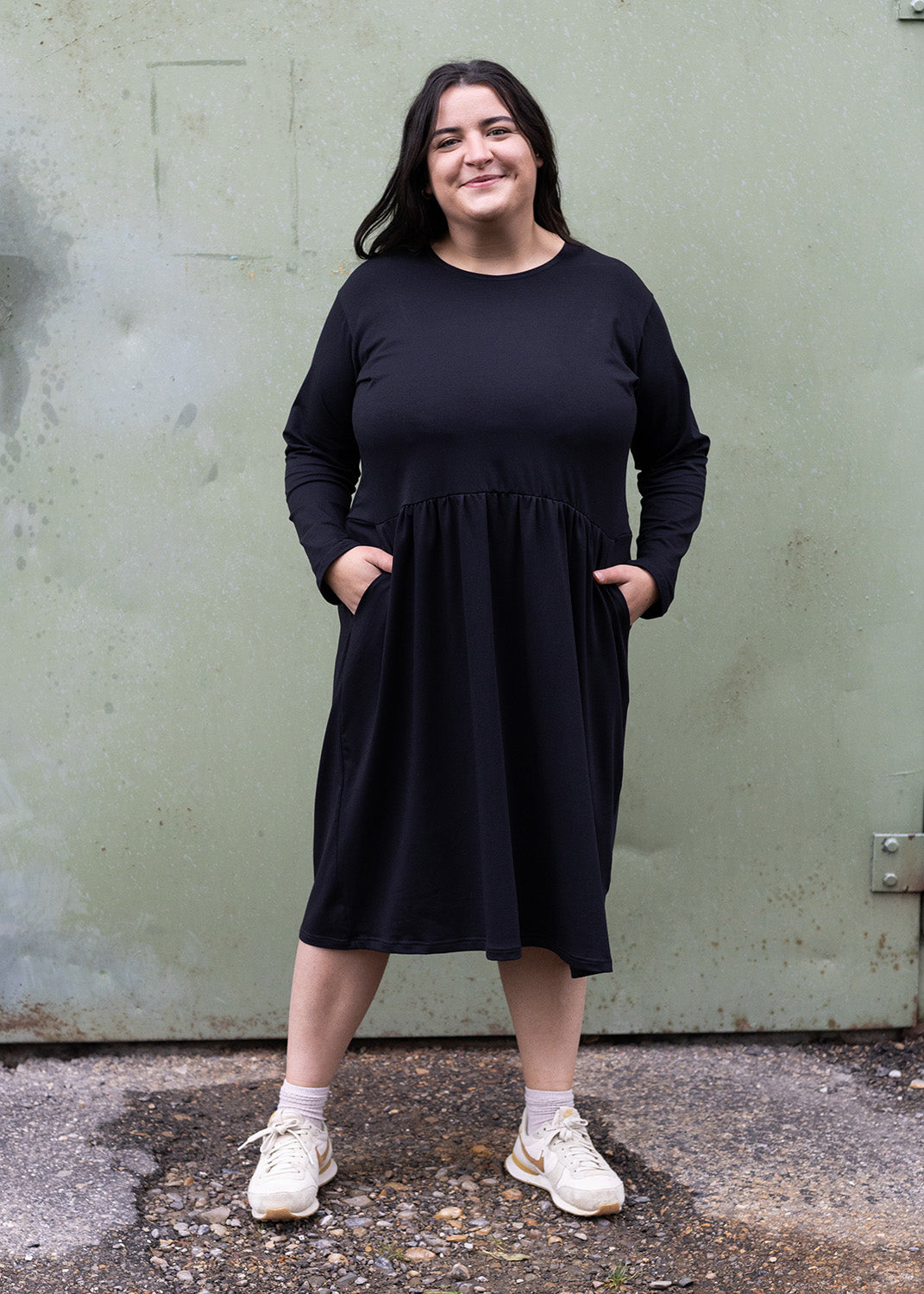 Flores trägt auf dem Foto 'Belinda', tiefe Taille Größe XXXL, Tencelsweat schwarz