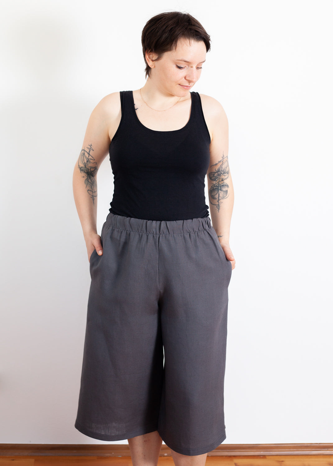 Melly trägt auf dem Foto 'Chloe' Größe M, Leinen 'grau'