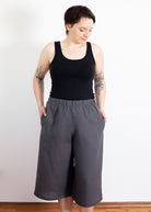 Melly trägt auf dem Foto 'Chloe' Größe M, Leinen 'grau'