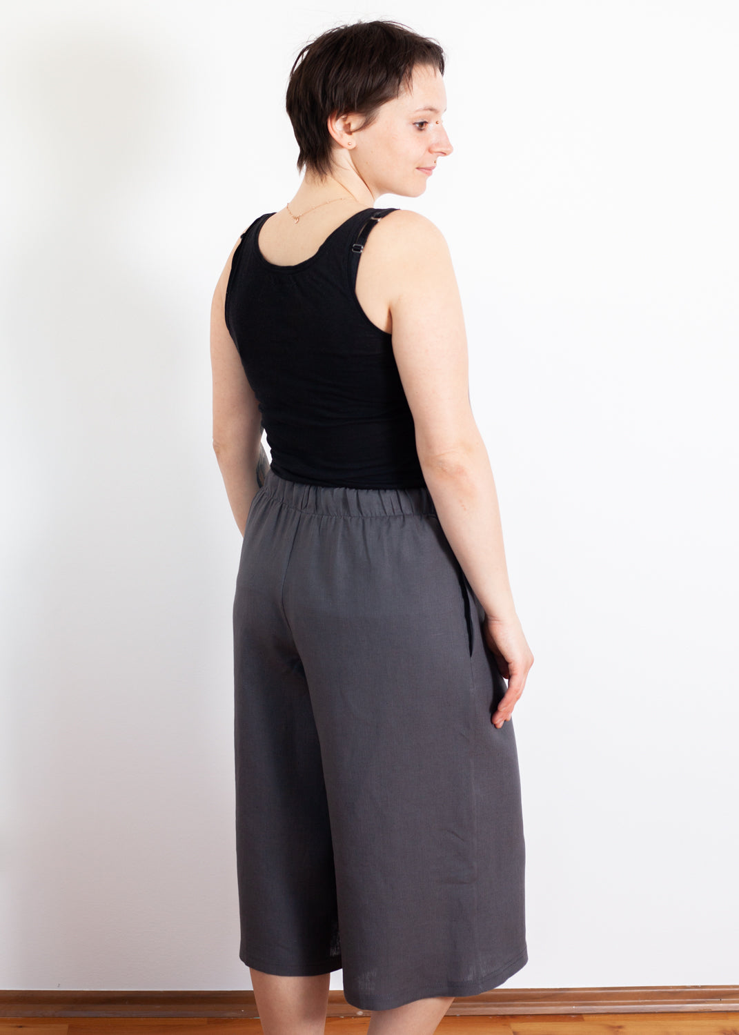 Melly trägt auf dem Foto 'Chloe' Größe M, Leinen 'grau'