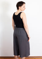 Melly trägt auf dem Foto 'Chloe' Größe M, Leinen 'grau'